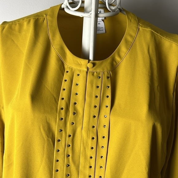 Monroe & Main Mustard Top - Picture 2 of 3